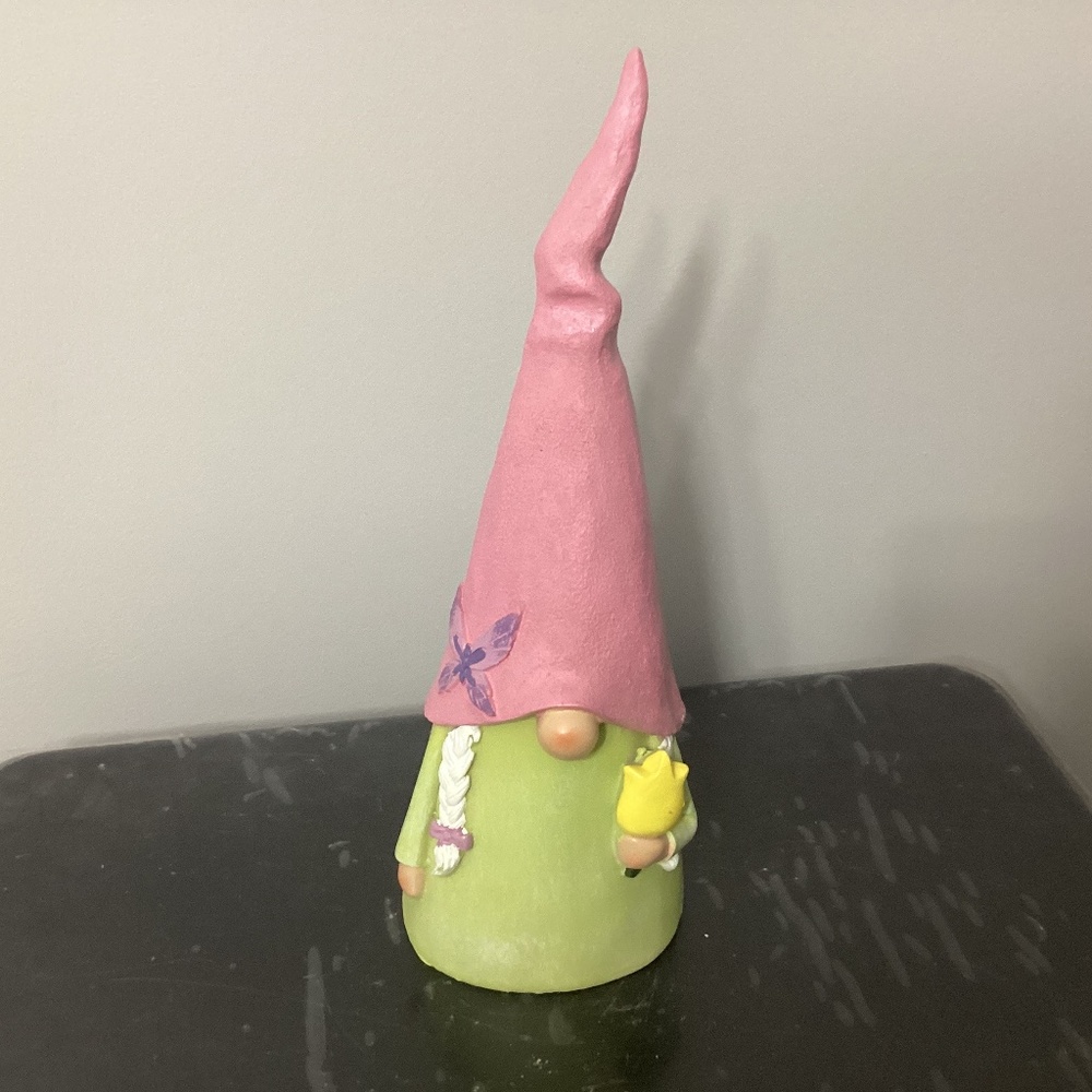 Gnome with tulip